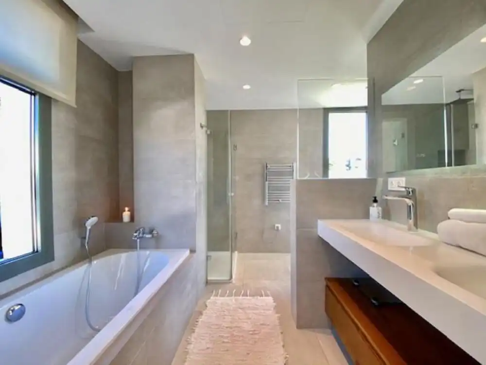 Bany de Casa o xalet de lloguer en Estepona amb Aire condicionat, Jardí privat i Terrassa