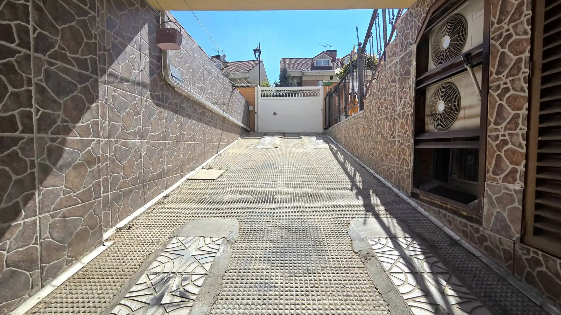Vista exterior de Casa o xalet en venda en Parla amb Aire condicionat, Calefacció i Jardí privat