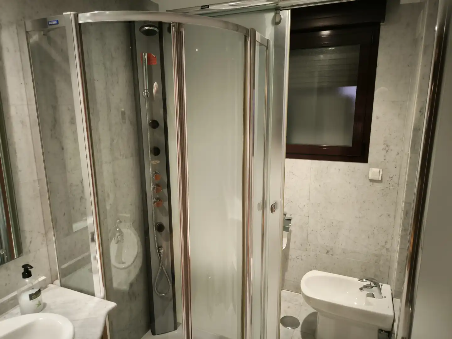 Bathroom of Flat for rent in Madrid  with Air Conditioner, Heating and Private garden