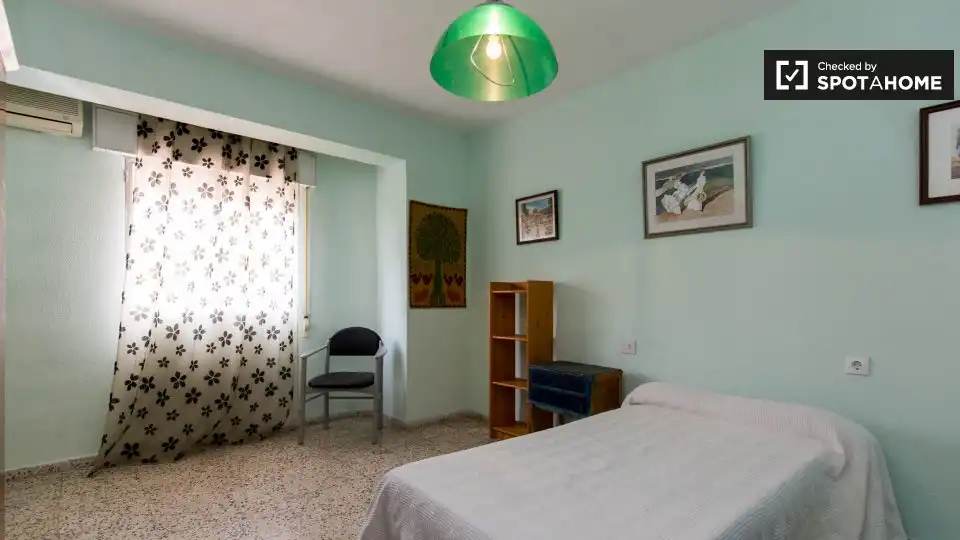 Bedroom of Flat for share in Granada  with Air Conditioner, Heating and Furnished