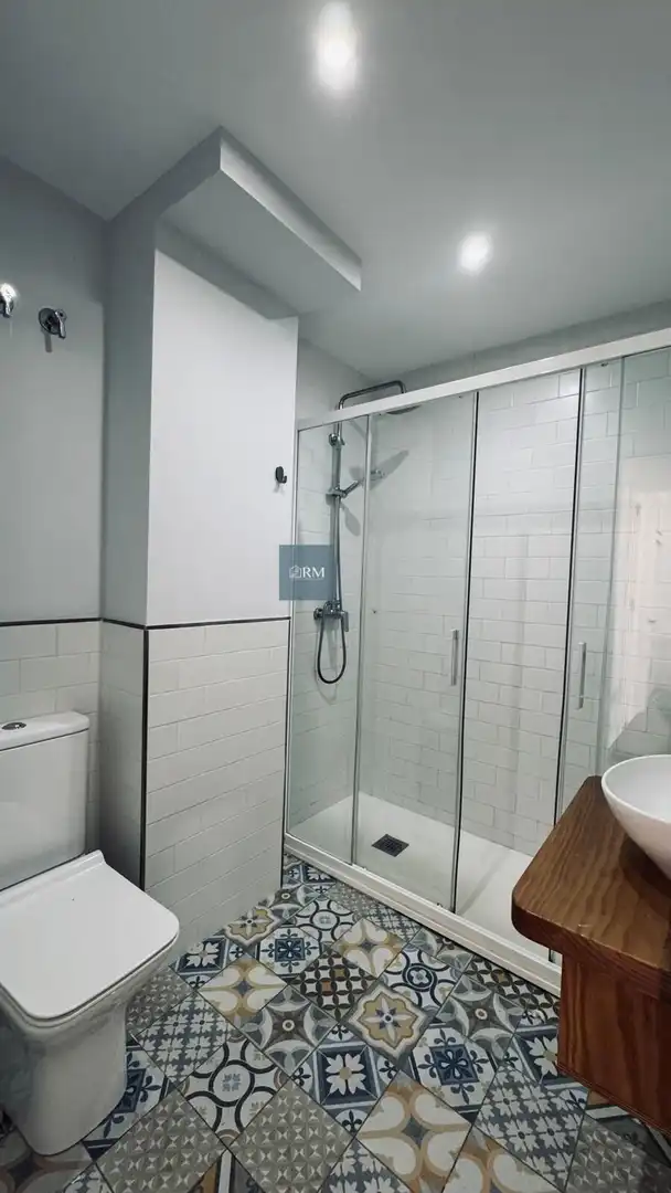 Badezimmer von Wohnung zur Miete in Sanlúcar de Barrameda mit Klimaanlage, Parkett und Balkon