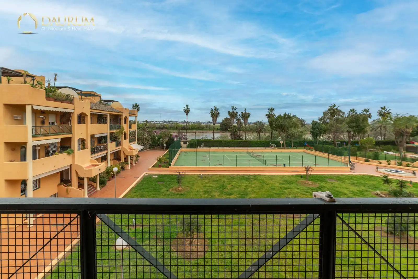 Außenansicht von Maisonette zum Verkauf in San Juan de Aznalfarache mit Klimaanlage, Heizung und Terrasse