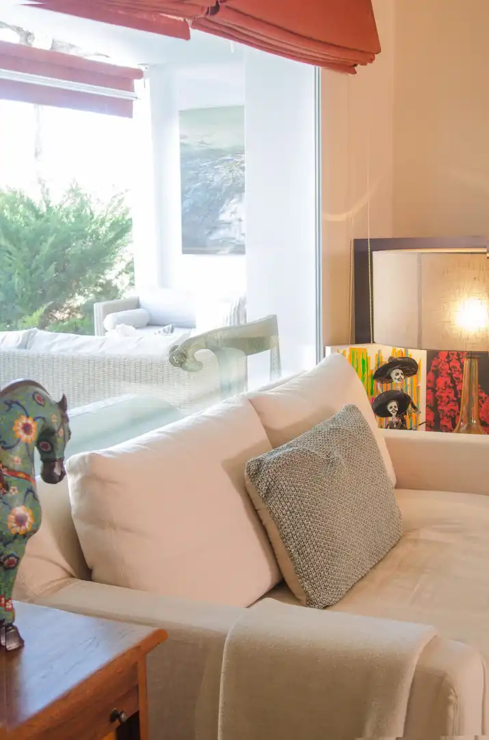 Wohnzimmer von Einfamilien-Reihenhaus zum Verkauf in La Pobla de Vallbona mit Klimaanlage, Heizung und Privatgarten