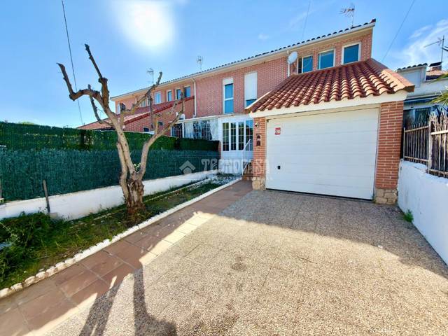 Casa adosada en Venta en Valdeaveruelo