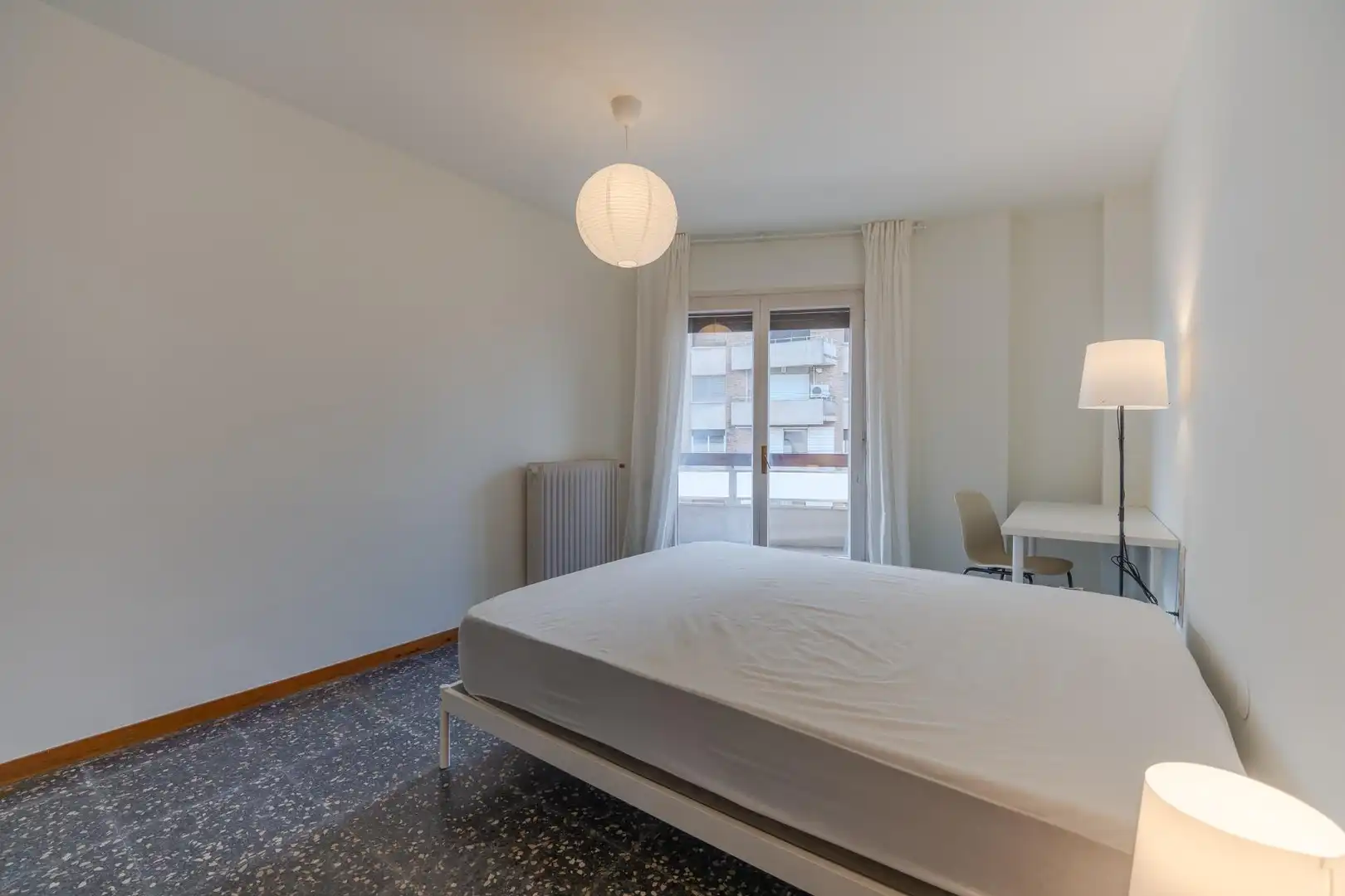 Dormitori de Apartament de lloguer en Girona amb Calefacció, Parquet i Terrassa