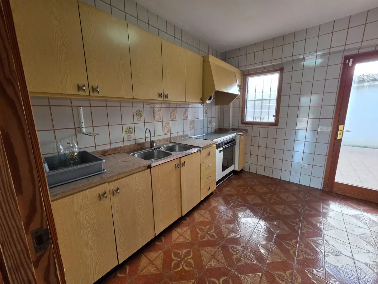 Küche von Erdgeschoss zum Verkauf in Alcúdia mit Klimaanlage, Privatgarten und Terrasse