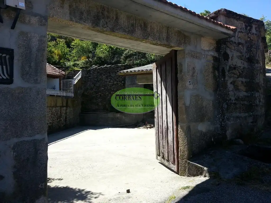 Vista exterior de Casa o xalet en venda en Entrimo amb Jardí privat, Terrassa i Moblat