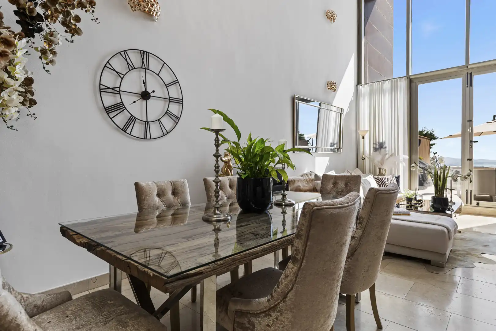 Comedor de Casa adosada de alquiler en Benahavís con Aire acondicionado, Jardín privado y Terraza