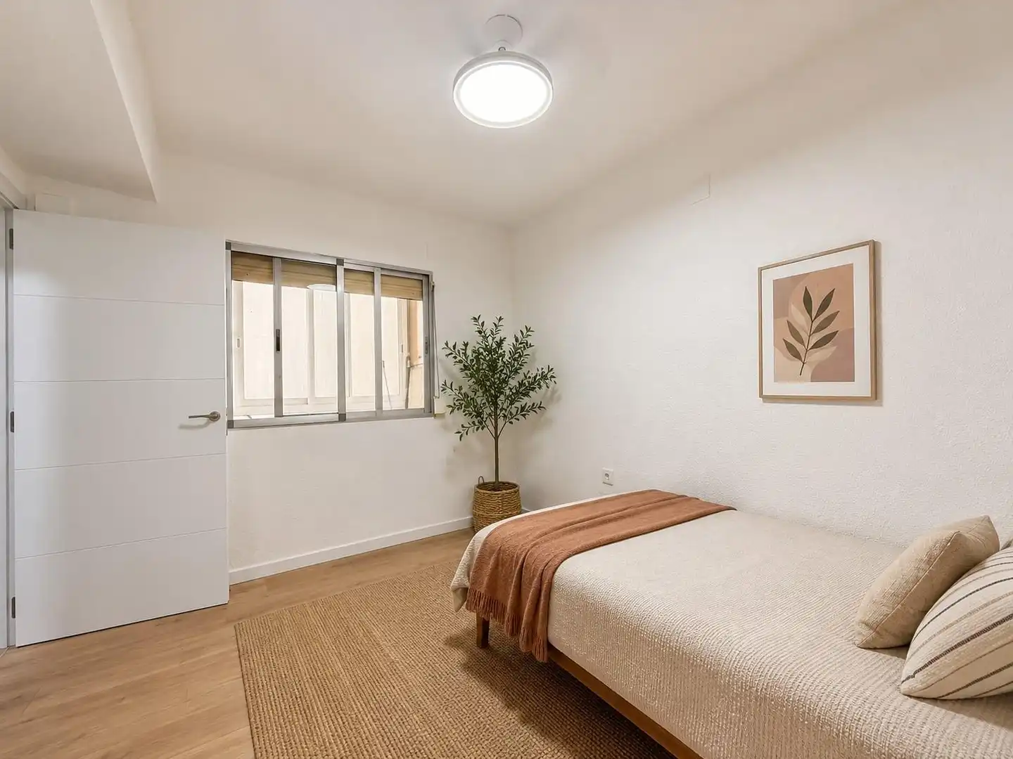 Bedroom of Flat for rent in Valencia  with Air Conditioner, Heating and Balcony