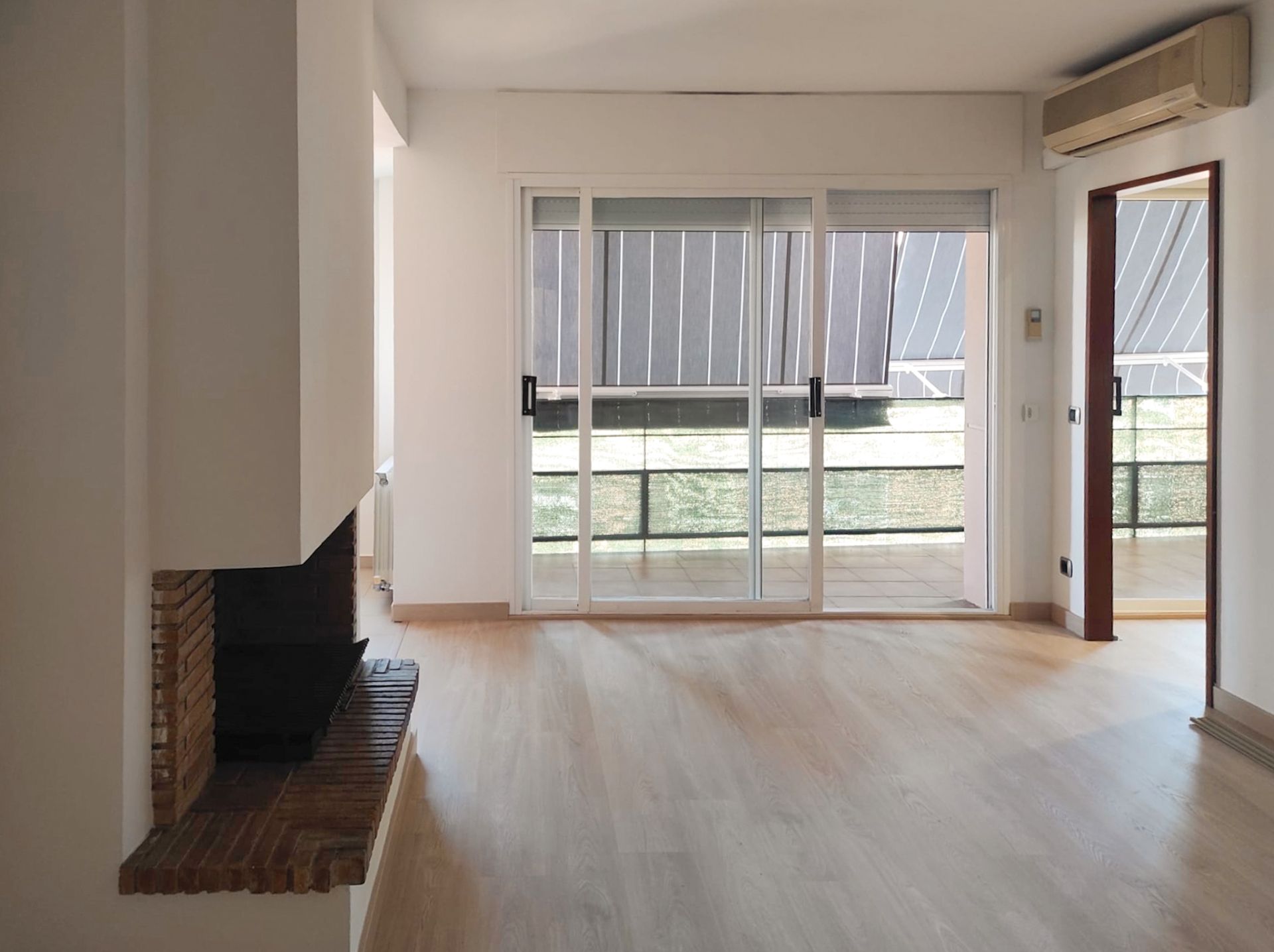 Living room of Flat for sale in Mollet del Vallès  with Air Conditioner, Heating and Parquet flooring
