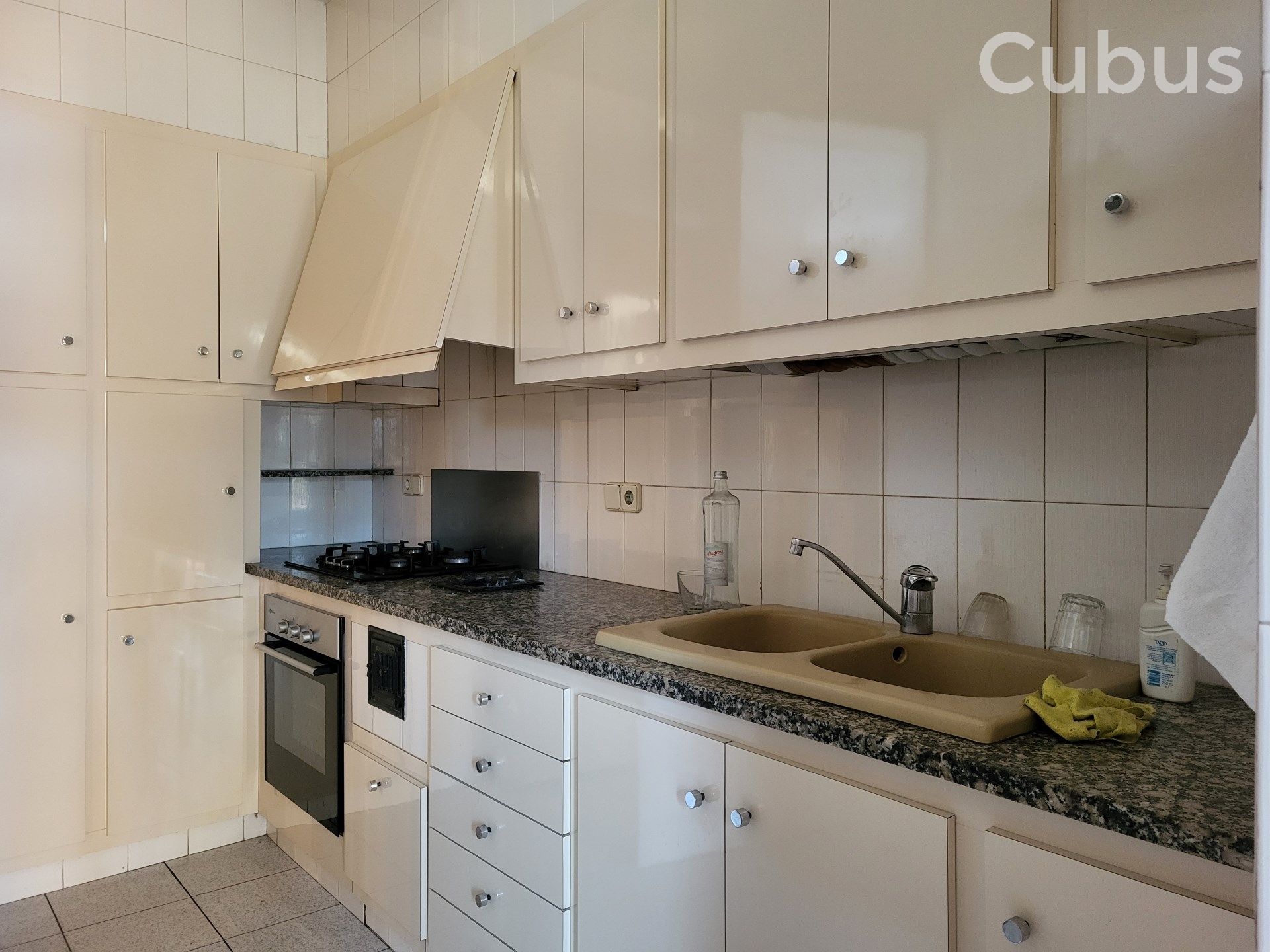 Cuina de Casa adosada en venda en Olot amb Calefacció, Terrassa i Traster
