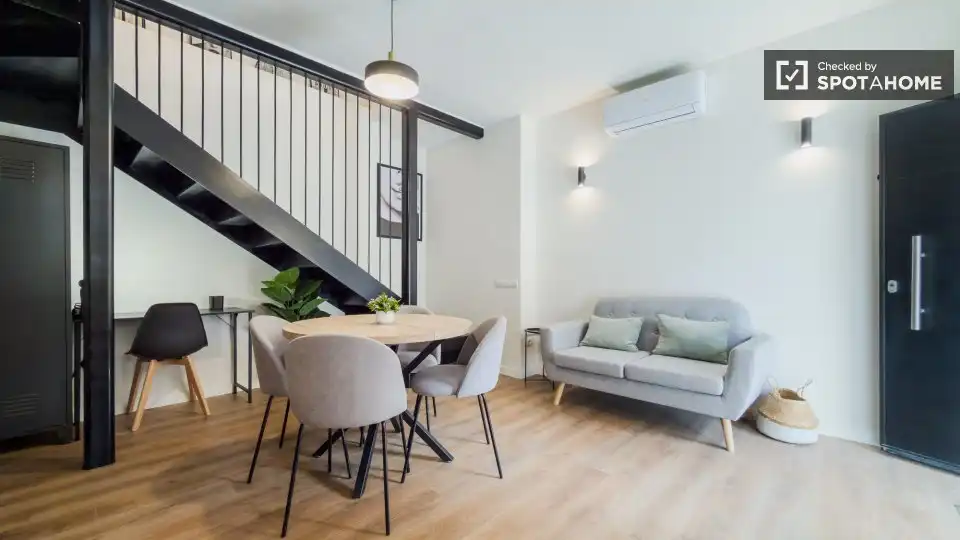 Sala d'estar de Pis de lloguer en L'Hospitalet de Llobregat amb Aire condicionat, Calefacció i Moblat