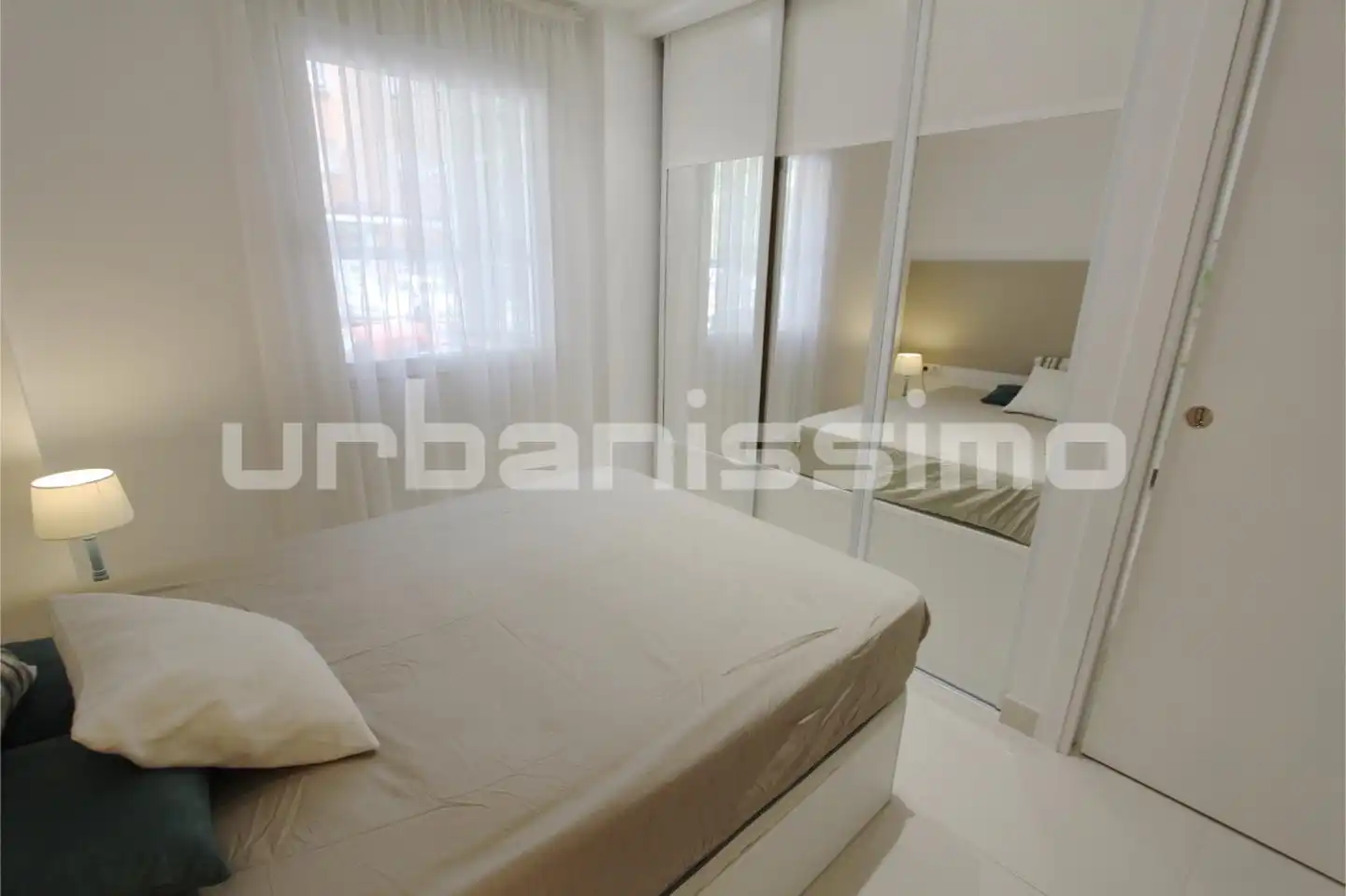 Dormitori de Apartament de lloguer en Madrid amb Aire condicionat, Calefacció i Moblat