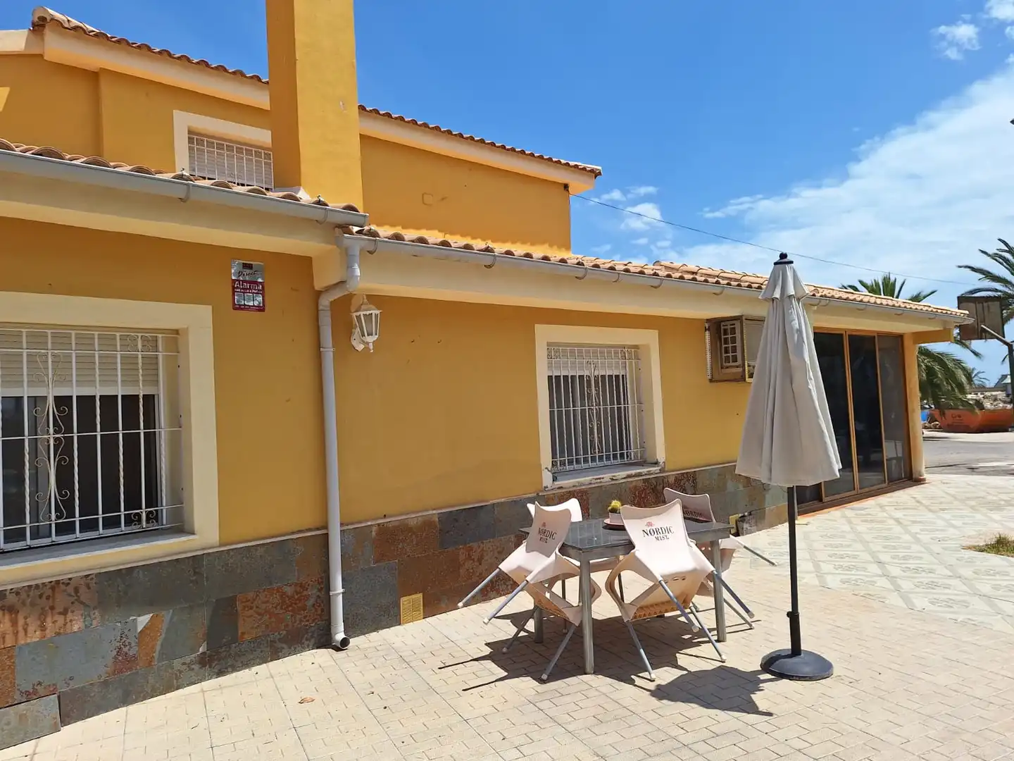 Vista exterior de Casa o xalet en venda en Alicante / Alacant amb Jardí privat, Terrassa i Traster