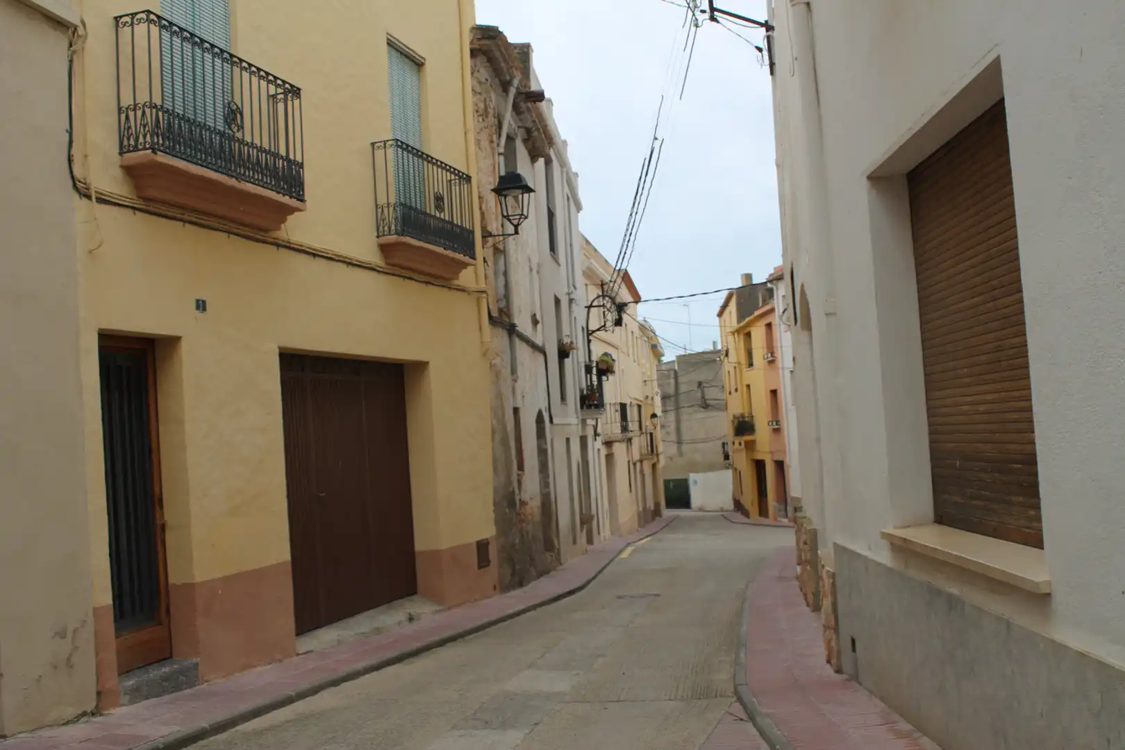 Vista exterior de Casa adosada en venda en Salomó amb Balcó i Alarma