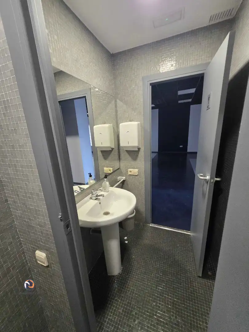 Badezimmer von Geschaftsraum zum Verkauf in Madrid mit Klimaanlage und Internet