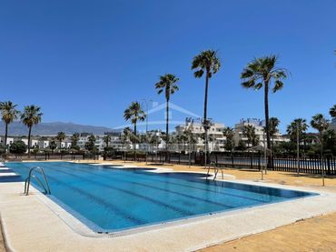 Casa bifamiliare con piscina in vendita a CALLE JABEGA 47
