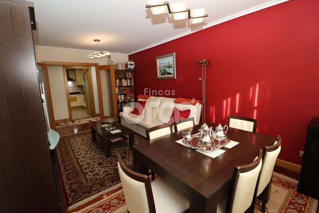 Sala d'estar de Pis en venda en Santurtzi  amb Calefacció, Traster i Moblat