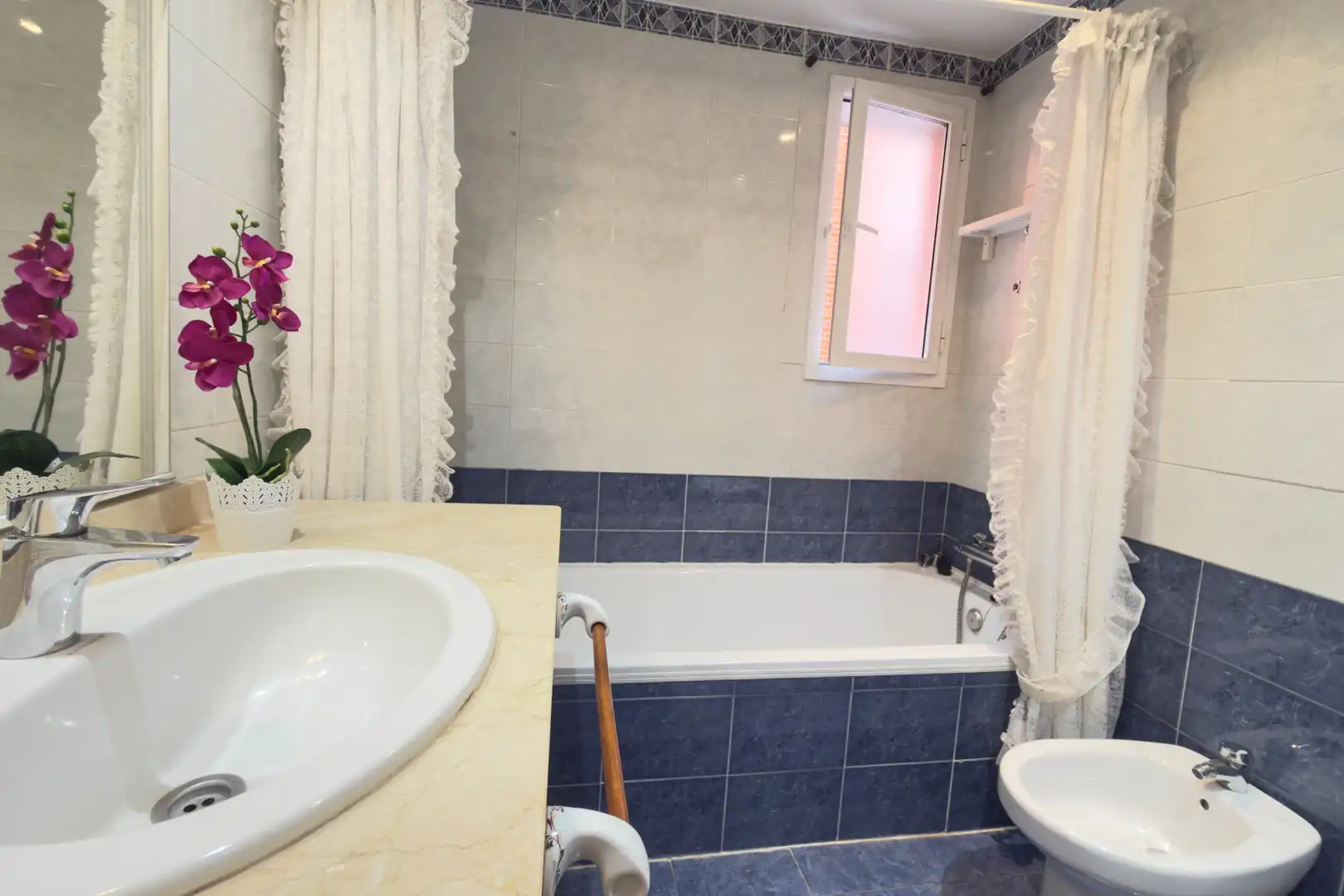 Bathroom of Flat for sale in Valdemoro  with Air Conditioner, Heating and Parquet flooring