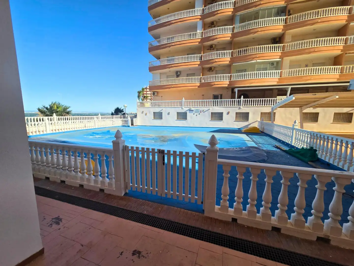 Schwimmbecken von Wohnung zum Verkauf in La Manga del Mar Menor mit Klimaanlage, Heizung und Terrasse