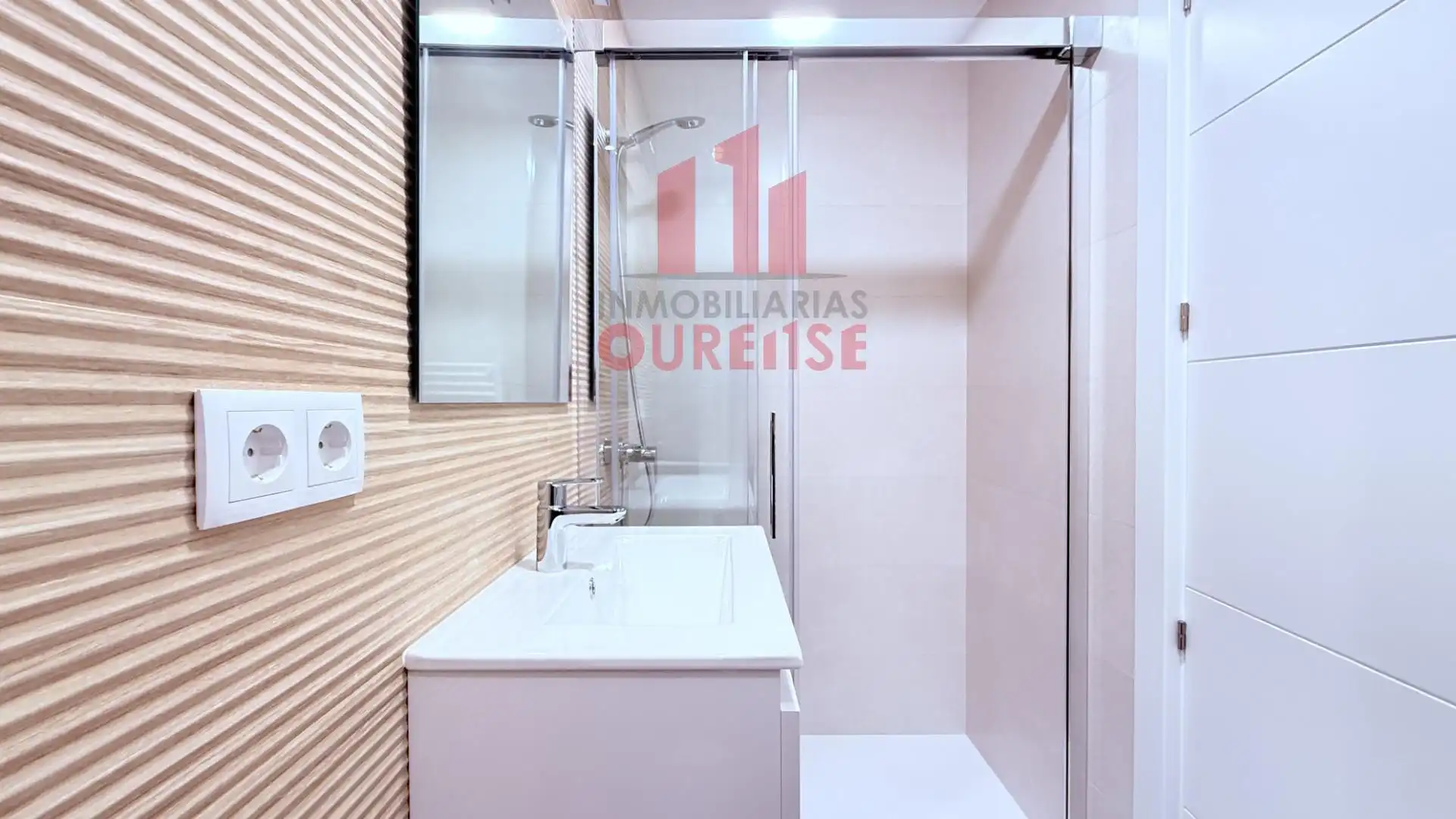 Bathroom of Flat for rent in Ourense Capital   with Heating and Furnished