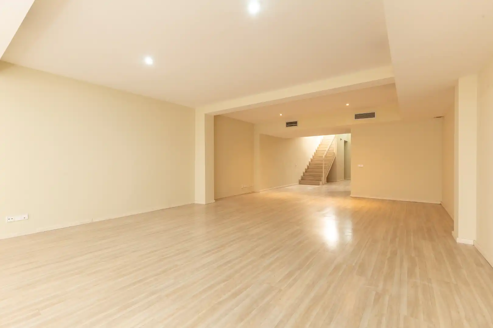 Local en venda en L'Hospitalet de Llobregat amb Aire condicionat, Calefacció i Parquet