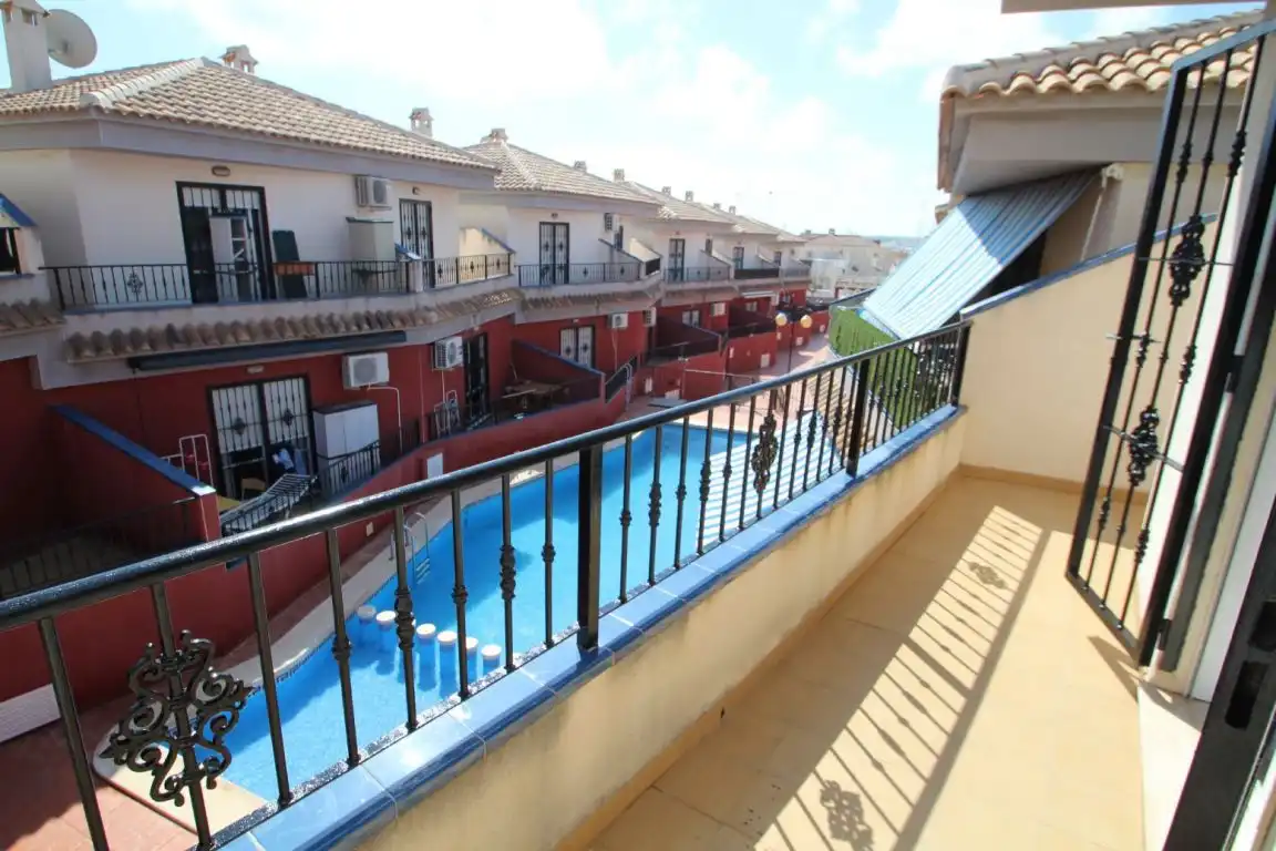 Vista exterior de Casa adosada en venta en Torrevieja con Calefacción, Jardín privado y Terraza