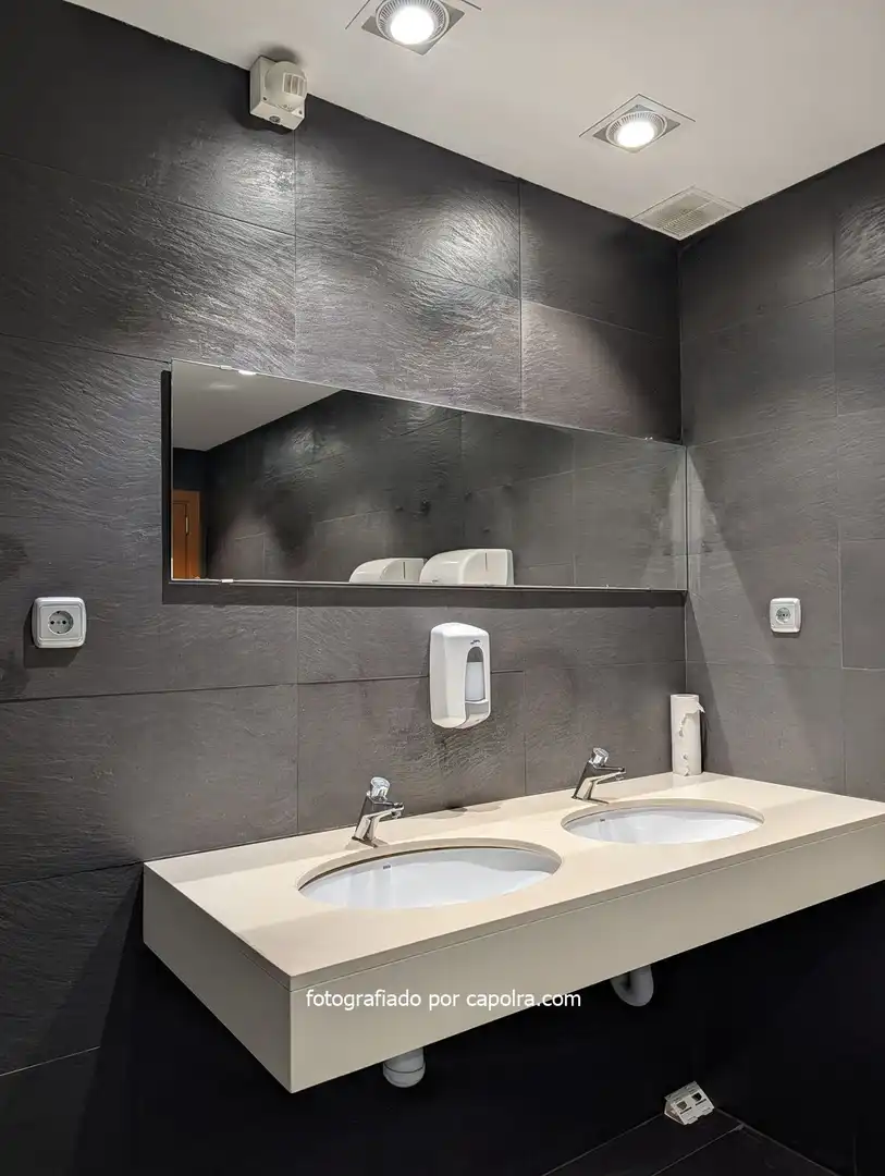 Badezimmer von Büro zur Miete in Barcelona mit Klimaanlage, Heizung und Abstellraum
