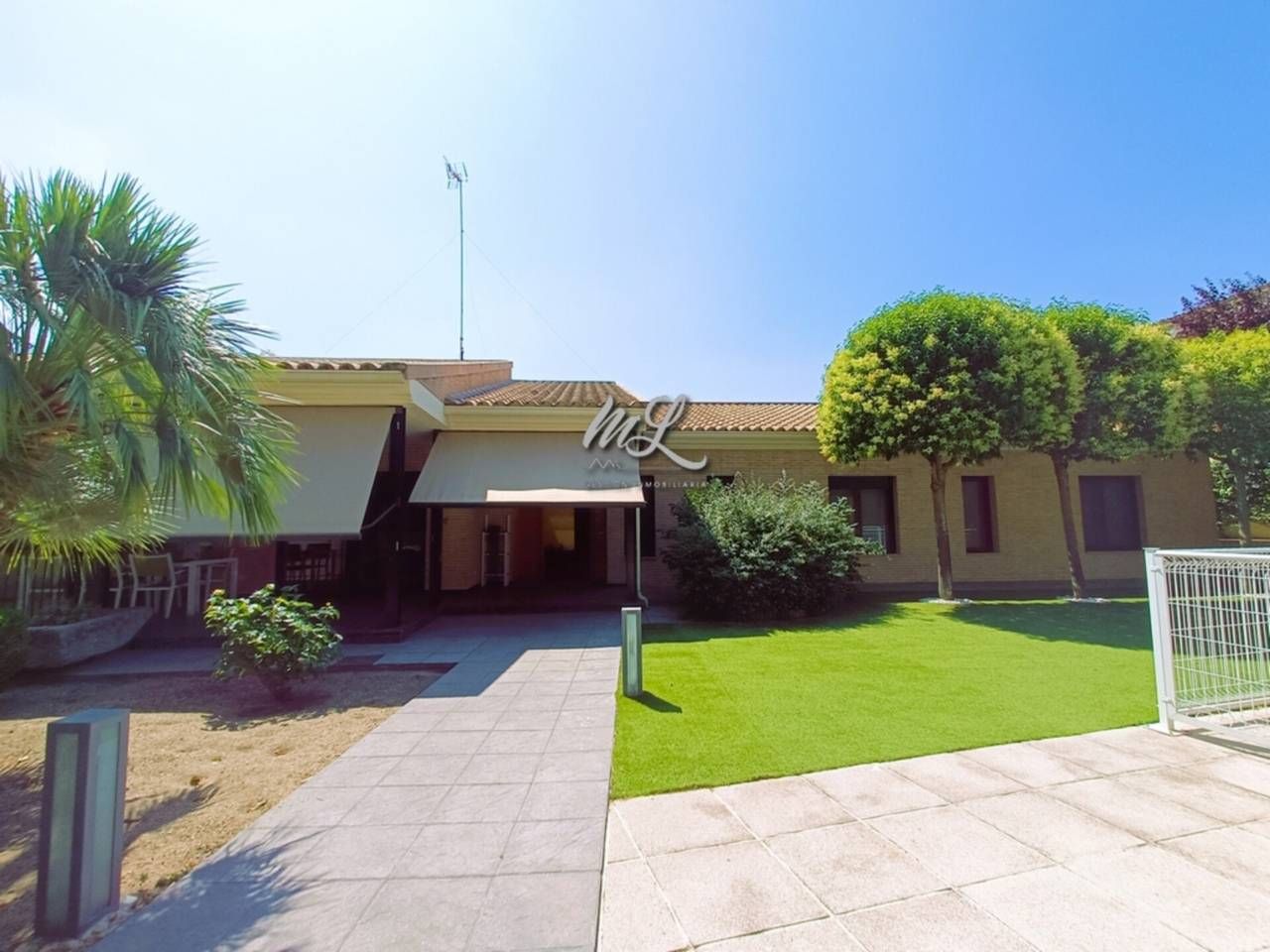 Exterior view of House or chalet for sale in Camarena  with Air Conditioner, Heating and Private garden