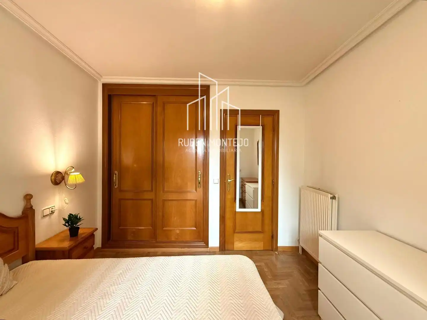 Dormitori de Apartament de lloguer en Salamanca amb Calefacció, Terrassa i Moblat