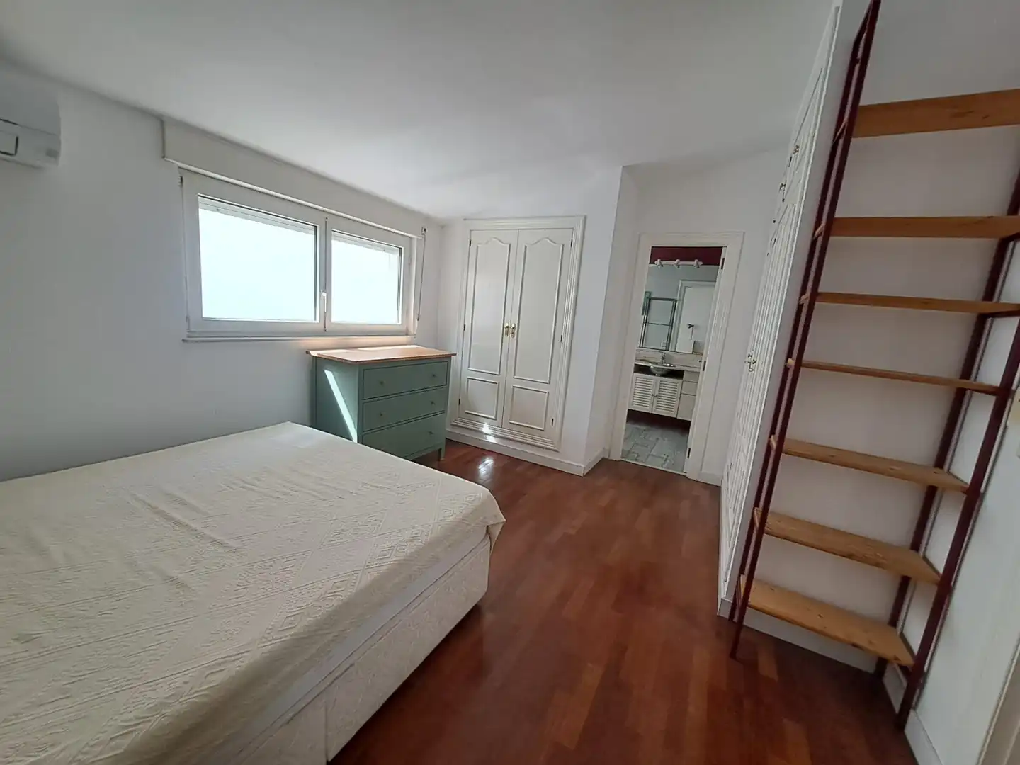 Bedroom of Flat for rent in Salamanca  with Air Conditioner, Heating and Parquet flooring