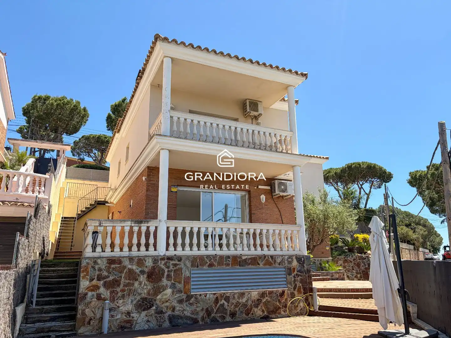 Außenansicht von Haus oder Chalet zur Miete in Premià de Dalt mit Klimaanlage, Terrasse und Schwimmbad