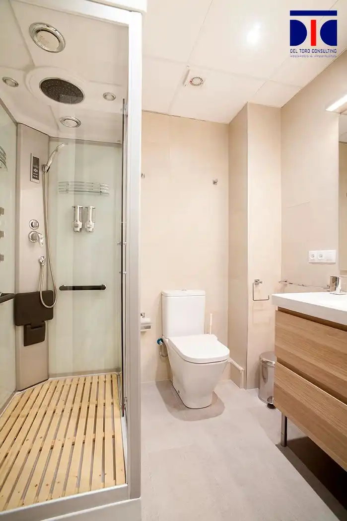 Badezimmer von Wohnung zur Miete in Sevilla mit Klimaanlage, Heizung und Parkett