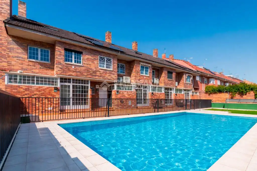 Piscina de Casa adosada en venta en Madrid con Parquet