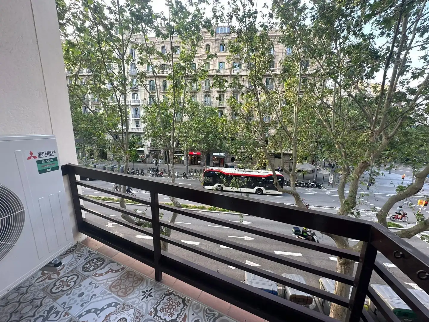 Außenansicht von Wohnungen zum Verkauf in  Barcelona Capital mit Parkett und Balkon