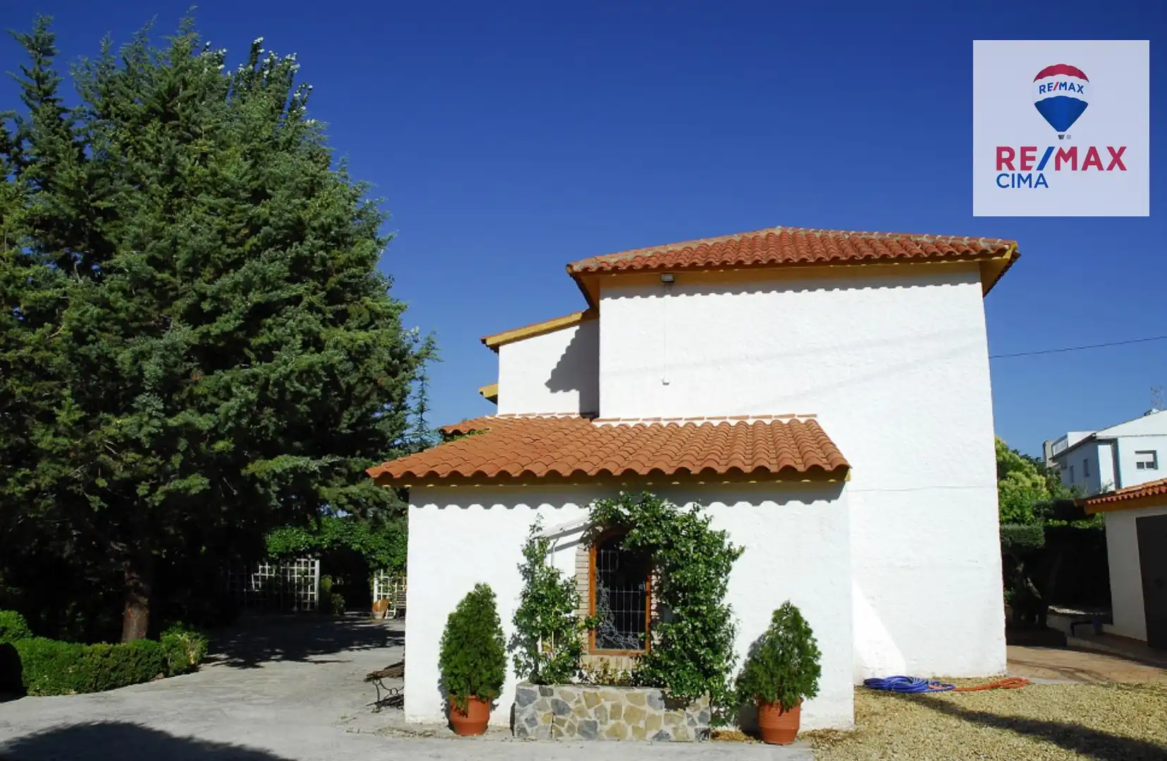 Vista exterior de Casa o xalet en venda en Baza amb Aire condicionat, Calefacció i Jardí privat