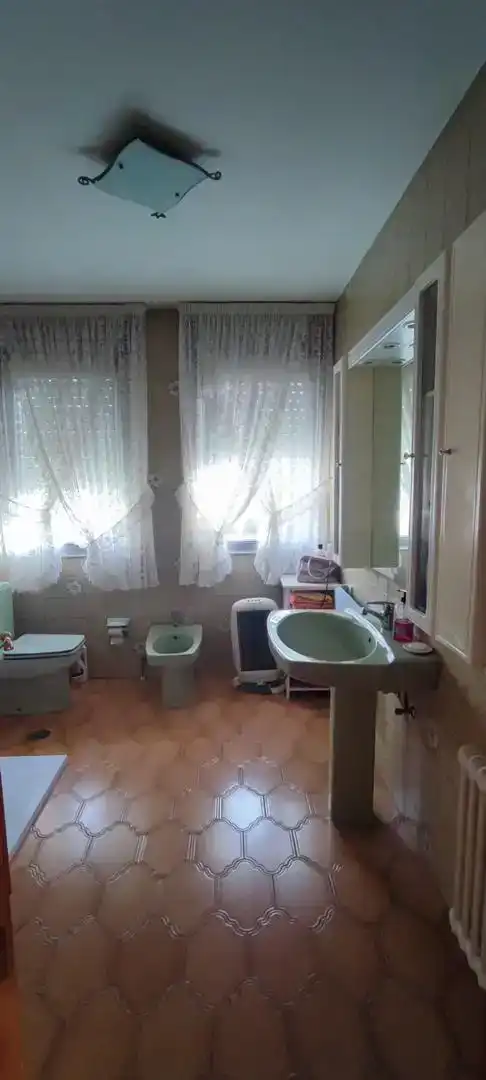 Baño de Casa o chalet en venta en Puente de Domingo Flórez con Jardín privado, Parquet y Piscina