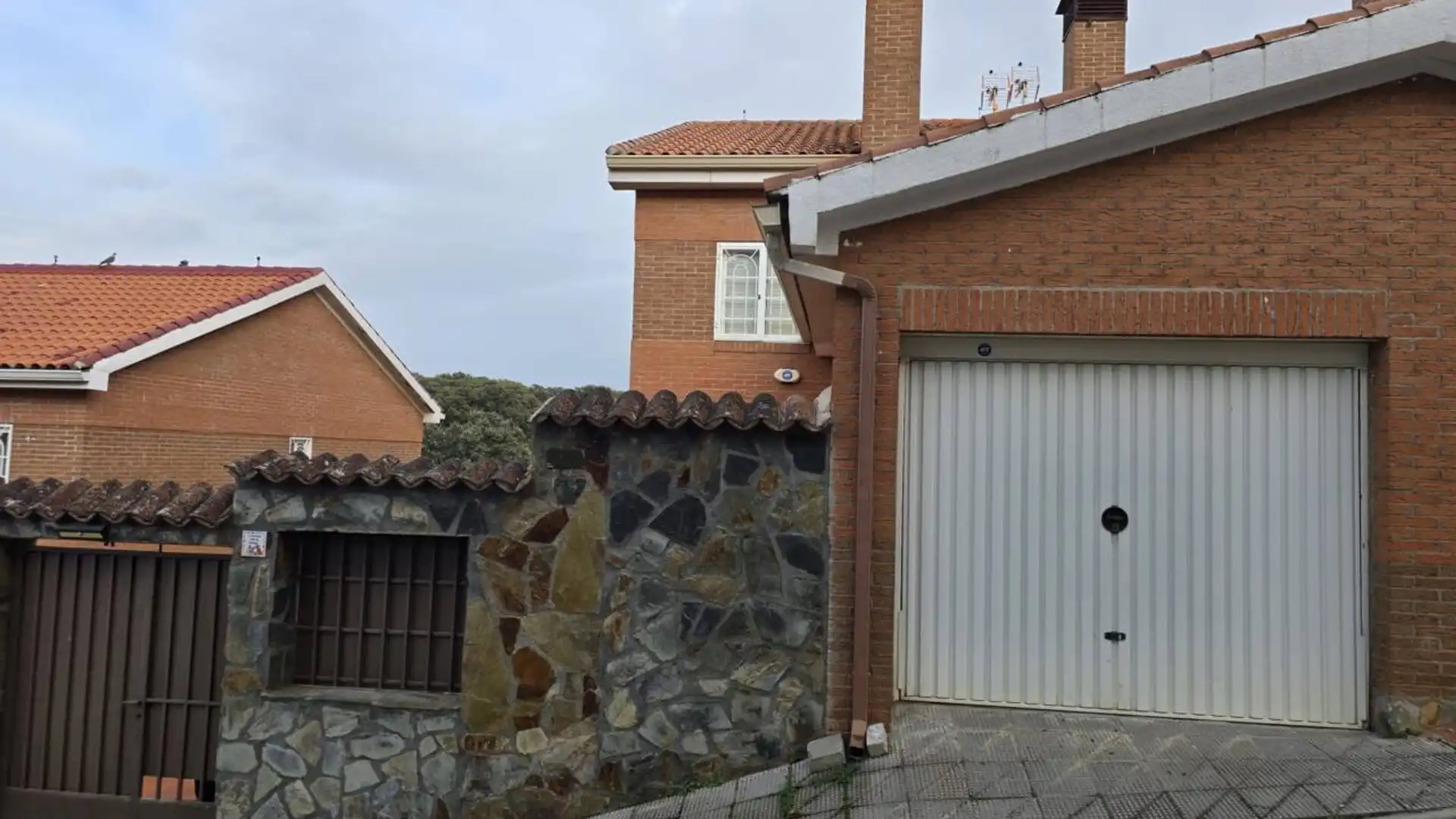 Vista exterior de Casa adosada en venta en Pioz con Calefacción y Jardín privado