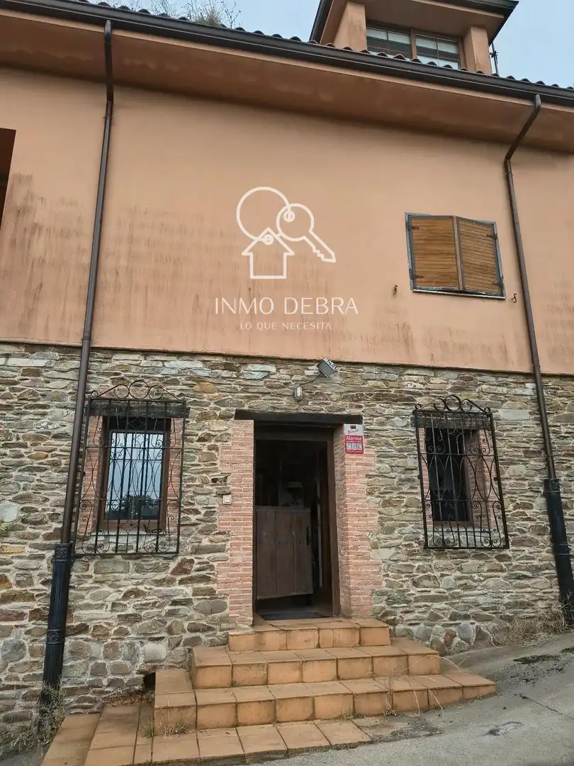 Außenansicht von Einfamilien-Reihenhaus zum Verkauf in Cudillero mit Heizung, Privatgarten und Terrasse