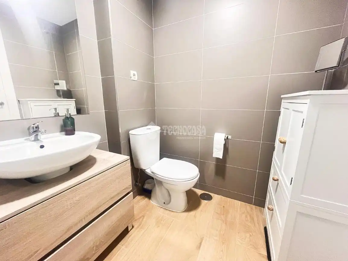 Baño de Piso en venta en Navalcarnero con Aire acondicionado, Trastero y Piscina comunitaria