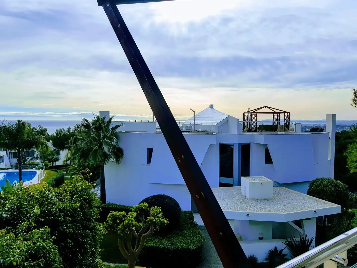 Vista exterior de Casa adosada de lloguer en Marbella amb Aire condicionat, Jardí privat i Piscina