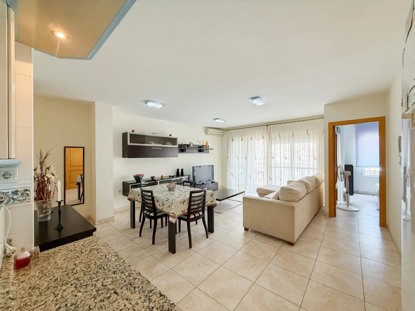Sala de estar de Apartamento en venta en Águilas con Aire acondicionado, Terraza y Amueblado