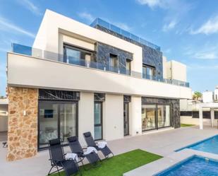 Vista exterior de Casa o xalet en venda en Torrevieja amb Aire condicionat, Calefacció i Piscina