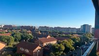 Vista exterior de Pis en venda en El Prat de Llobregat amb Aire condicionat, Terrassa i Balcó