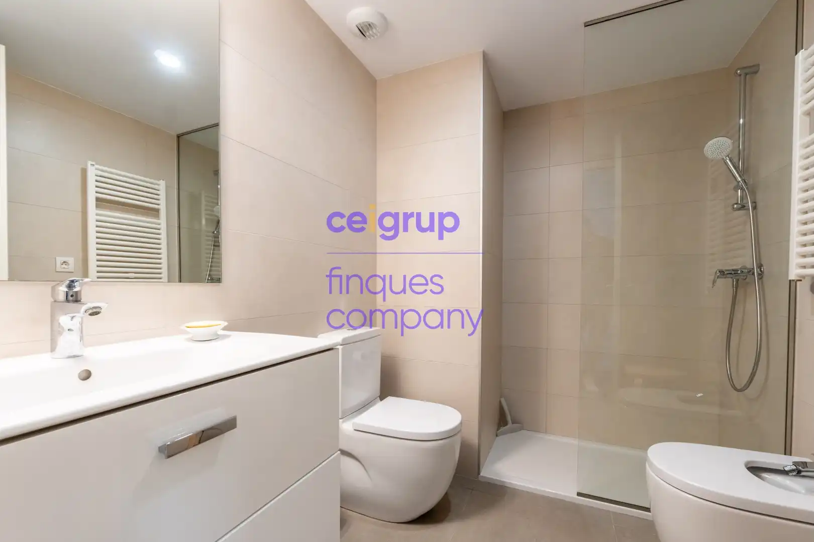 Badezimmer von Erdgeschoss zum Verkauf in Llançà mit Heizung, Terrasse und Abstellraum