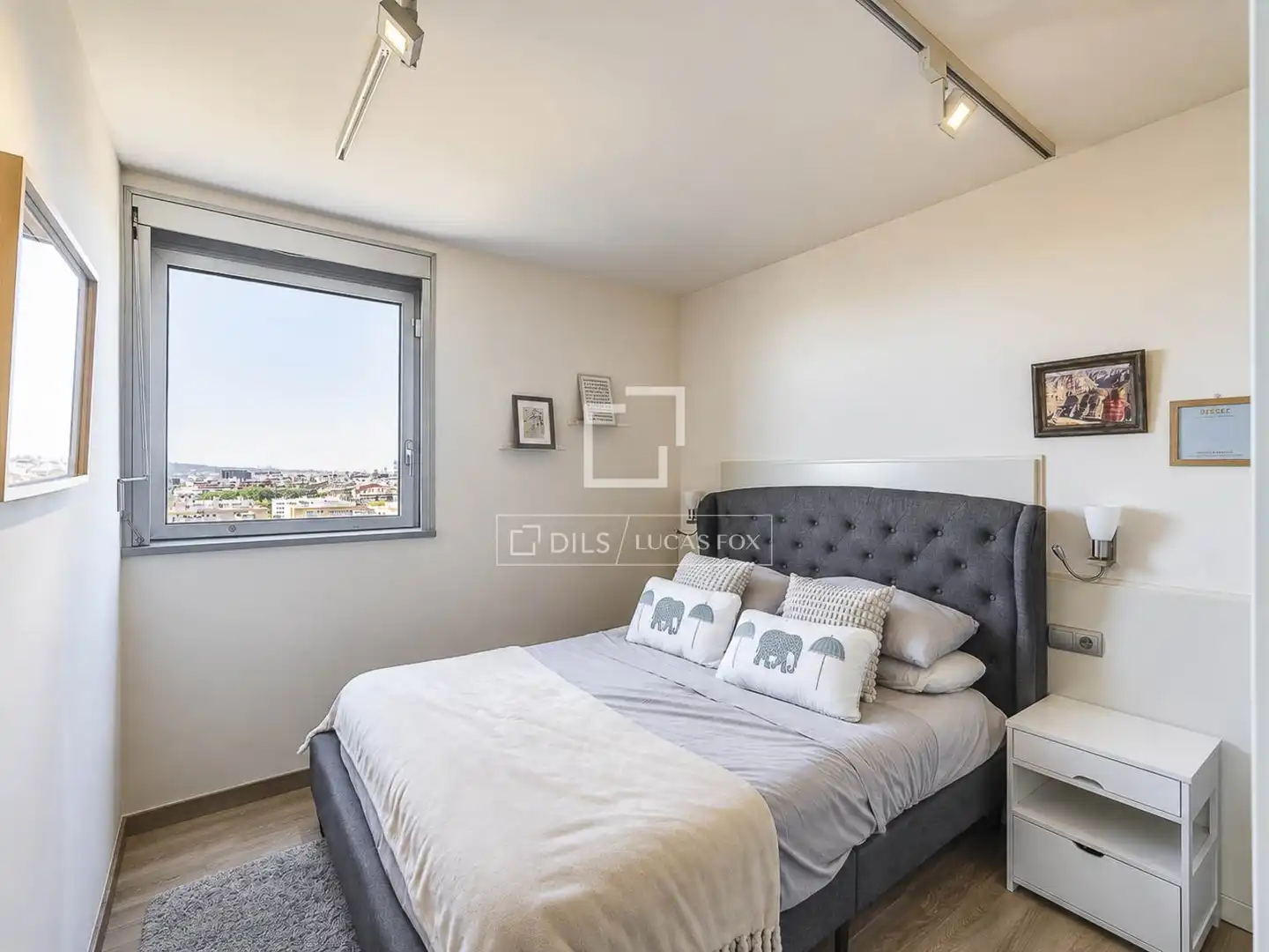 Schlafzimmer von Wohnung zum Verkauf in Barcelona mit Klimaanlage und Balkon