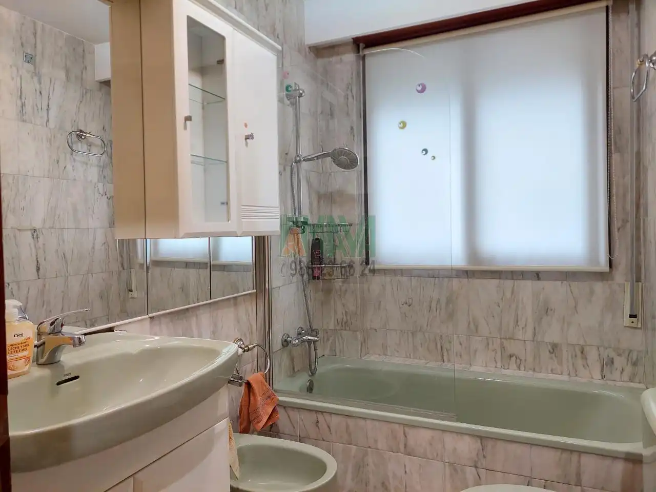Baño de Piso de alquiler en Ourense Capital  con Calefacción, Parquet y Amueblado