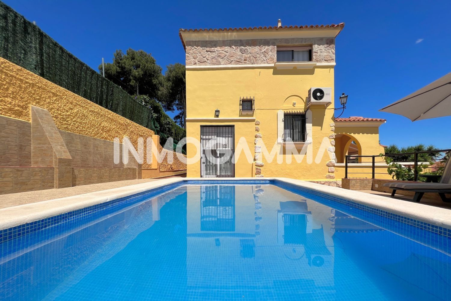 Vista exterior de Casa o xalet en venda en Torrent amb Aire condicionat, Calefacció i Jardí privat
