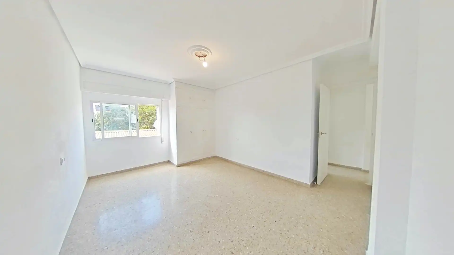 Wohnzimmer von Wohnung zur Miete in  Valencia Capital mit Ofen, Balkon und Haustiere erlaubt