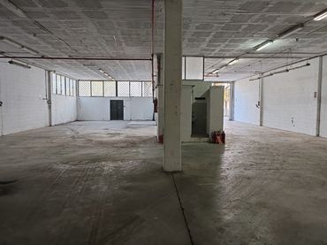 Nau industrial de lloguer a Calle Grecia 21